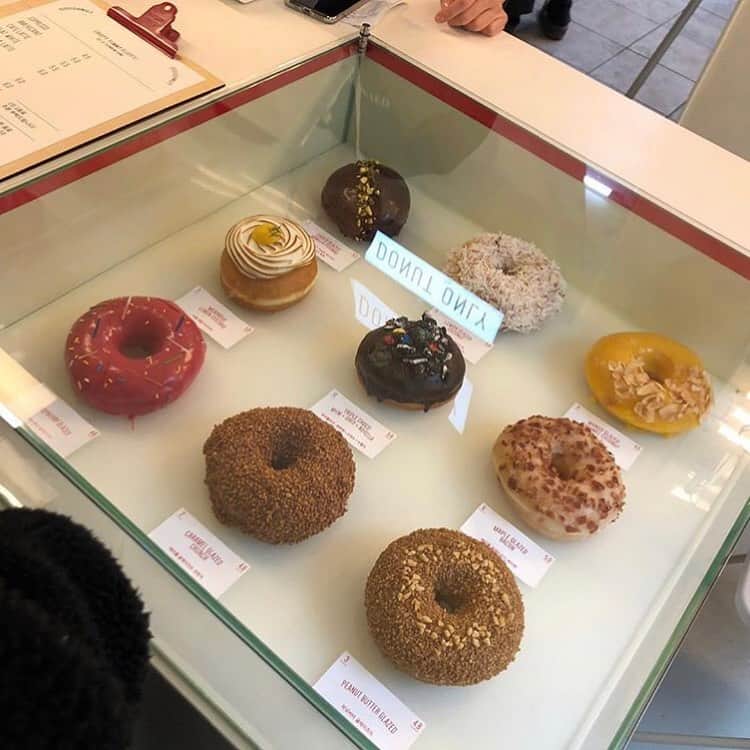ハルハルさんのインスタグラム写真 - (ハルハルInstagram)「弘大の隣町にできたばかりのドーナツ屋さん🔴🍩fluffy doughnut🍩🔴﻿ ﻿ ﻿ あんにょんーハルハルのayuです👩🏻‍🦰﻿ ﻿ 今日は赤が目を引く @fluffy.doughnut を紹介します♡﻿ ﻿ ﻿ fluffy doughnutは弘大のお隣、今おしゃカフェで注目されているスポット#ヨンナムドン にあります🥤❤️﻿ ﻿ ﻿ ドーナツの種類がたくさんあってひとつひとつがボリューミーなのが人気の理由みたい♡﻿ ﻿ 見た目重視かと思いきや、もちろん味もとびきり美味しいとのこと🌸🌸🌸﻿ ﻿ ﻿ 昼間は自然光がきれいに入るから映え写真もお手の物です🍒﻿ ﻿ ﻿ ***fluffy doughnut***﻿ ﻿ 住所：ソウル特別市麻浦区延南洞223-21﻿ 営業時間：12:30-21:30﻿ ﻿ ﻿ -------------------------------------------﻿﻿﻿﻿﻿﻿﻿﻿﻿﻿﻿ ﻿﻿ 今回の可愛いお写真は、﻿﻿﻿﻿ 以下の方からお借りしています♡﻿﻿﻿﻿ ﻿﻿ Thanks for…﻿﻿﻿﻿﻿﻿﻿ ﻿﻿ @yuu_____16  님﻿﻿﻿﻿ @odangomone  님﻿﻿﻿﻿ @kao92626  님﻿﻿ @bei_vory  님﻿﻿ @li_yoon_ 님﻿﻿ ﻿ ﻿﻿ #ハルスタ やハルハルをタグ付けしていただくと、﻿﻿﻿﻿ ハルハルの記事やInstagramに投稿させていただく場合がございます💕﻿﻿ #하루스타 #하루하루 를 태그 하시면﻿﻿﻿﻿ 하루하루의 기사와 인스타그램에서 사용할 가능성이 있습니다💕﻿﻿ -------------------------------------------﻿﻿﻿﻿﻿﻿﻿﻿﻿﻿﻿ ﻿﻿ ﻿ ﻿ ﻿ ﻿ ﻿ ﻿ ﻿ ﻿ #🇰🇷#韓国#韓国カフェ#韓国情報#カフェ巡り﻿ #渡韓#韓国旅行#韓国女子#ドーナツ#カフェ﻿ #韓国好きな人と繋がりたい#弘大#延南洞﻿ #fluffydoughnut#도넛#카페#홍대#영남동」5月11日 17時10分 - haruharu_furyu