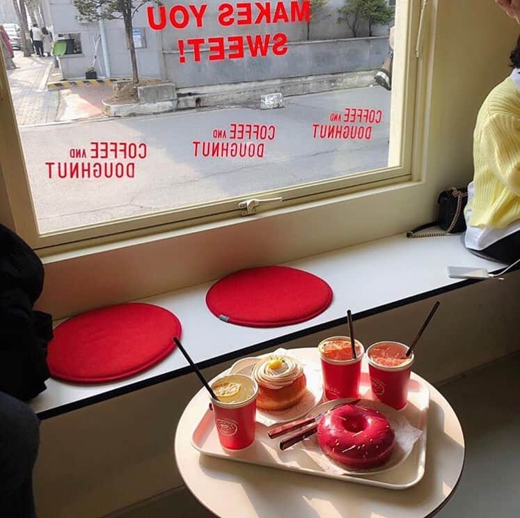 ハルハルさんのインスタグラム写真 - (ハルハルInstagram)「弘大の隣町にできたばかりのドーナツ屋さん🔴🍩fluffy doughnut🍩🔴﻿ ﻿ ﻿ あんにょんーハルハルのayuです👩🏻‍🦰﻿ ﻿ 今日は赤が目を引く @fluffy.doughnut を紹介します♡﻿ ﻿ ﻿ fluffy doughnutは弘大のお隣、今おしゃカフェで注目されているスポット#ヨンナムドン にあります🥤❤️﻿ ﻿ ﻿ ドーナツの種類がたくさんあってひとつひとつがボリューミーなのが人気の理由みたい♡﻿ ﻿ 見た目重視かと思いきや、もちろん味もとびきり美味しいとのこと🌸🌸🌸﻿ ﻿ ﻿ 昼間は自然光がきれいに入るから映え写真もお手の物です🍒﻿ ﻿ ﻿ ***fluffy doughnut***﻿ ﻿ 住所：ソウル特別市麻浦区延南洞223-21﻿ 営業時間：12:30-21:30﻿ ﻿ ﻿ -------------------------------------------﻿﻿﻿﻿﻿﻿﻿﻿﻿﻿﻿ ﻿﻿ 今回の可愛いお写真は、﻿﻿﻿﻿ 以下の方からお借りしています♡﻿﻿﻿﻿ ﻿﻿ Thanks for…﻿﻿﻿﻿﻿﻿﻿ ﻿﻿ @yuu_____16  님﻿﻿﻿﻿ @odangomone  님﻿﻿﻿﻿ @kao92626  님﻿﻿ @bei_vory  님﻿﻿ @li_yoon_ 님﻿﻿ ﻿ ﻿﻿ #ハルスタ やハルハルをタグ付けしていただくと、﻿﻿﻿﻿ ハルハルの記事やInstagramに投稿させていただく場合がございます💕﻿﻿ #하루스타 #하루하루 를 태그 하시면﻿﻿﻿﻿ 하루하루의 기사와 인스타그램에서 사용할 가능성이 있습니다💕﻿﻿ -------------------------------------------﻿﻿﻿﻿﻿﻿﻿﻿﻿﻿﻿ ﻿﻿ ﻿ ﻿ ﻿ ﻿ ﻿ ﻿ ﻿ ﻿ #🇰🇷#韓国#韓国カフェ#韓国情報#カフェ巡り﻿ #渡韓#韓国旅行#韓国女子#ドーナツ#カフェ﻿ #韓国好きな人と繋がりたい#弘大#延南洞﻿ #fluffydoughnut#도넛#카페#홍대#영남동」5月11日 17時10分 - haruharu_furyu