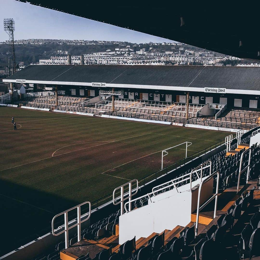 スウォンジー・シティAFCさんのインスタグラム写真 - (スウォンジー・シティAFCInstagram)「1️⃣4️⃣ years since we said goodbye to our former home... ••• 🤔 What are your favourite Vetch Field memories? ✍️」5月11日 17時24分 - swansofficial