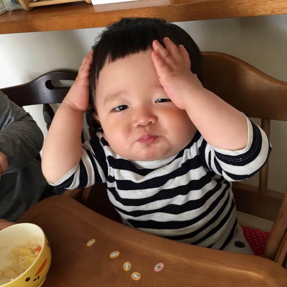 山西章博のインスタグラム：「頭抱えるほど美味い。 #赤ちゃん #嫡男 #せがれ #そうめん  #頭抱えるほど美味い #耳だけ似てる #耳以外も似て来た #これ以上似るな #ママリ#パパリ#ベビフル#ベビリトル#コドモノ#mamanoko#コノビー#mamanokoカメラ部#mamanokoギフトキャンペーン#コドモダカラ」