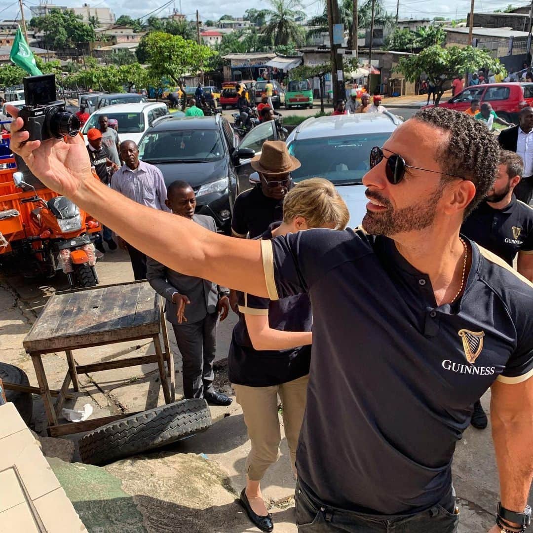 リオ・ファーディナンドさんのインスタグラム写真 - (リオ・ファーディナンドInstagram)「I ❤️ AFRICA... Touched Down in Cameroon with the #FansMadeOfMore Team! Let’s Go 🇨🇲 @guinness #guinnesspartnership #Cameroon」5月11日 17時32分 - rioferdy5