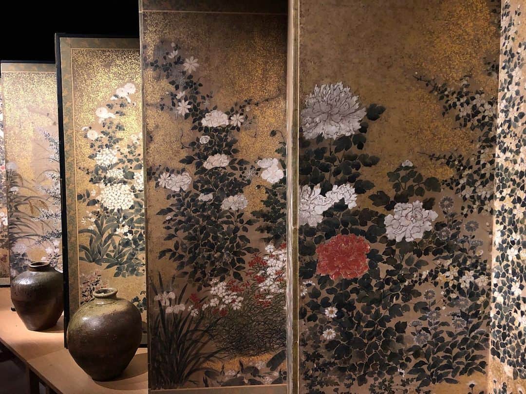 サザビーズさんのインスタグラム写真 - (サザビーズInstagram)「Screen time: this pair of six-fold screens were made in Japan in the 18th century during the Edo period. Stunningly decorated with an array of flowers in bloom, they are on view in our #London galleries this weekend as part of our Fine Japanese Art sale on 14 May, which includes lacquerware, ceramics, enamels, woodblock prints, armour and swords. #SothebysAsianArt #Japan」5月11日 17時25分 - sothebys