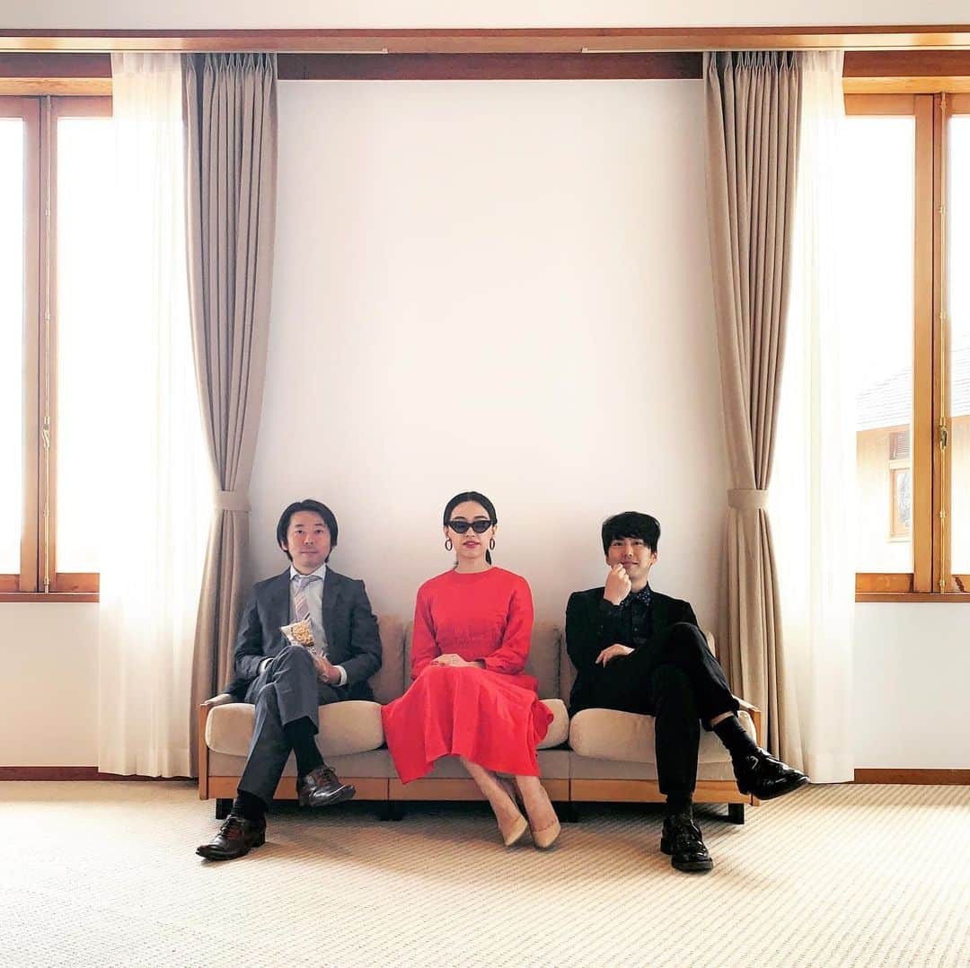 RIKAPEPEのインスタグラム：「演奏ご一緒してくださったメンバーと控え室にて😎🌹 ・ #ナッツを食べるギタリスト中根一城さん #初めましてのピアニスト鈴木史門さん #ビリーホリデー を意識したリカペペ」