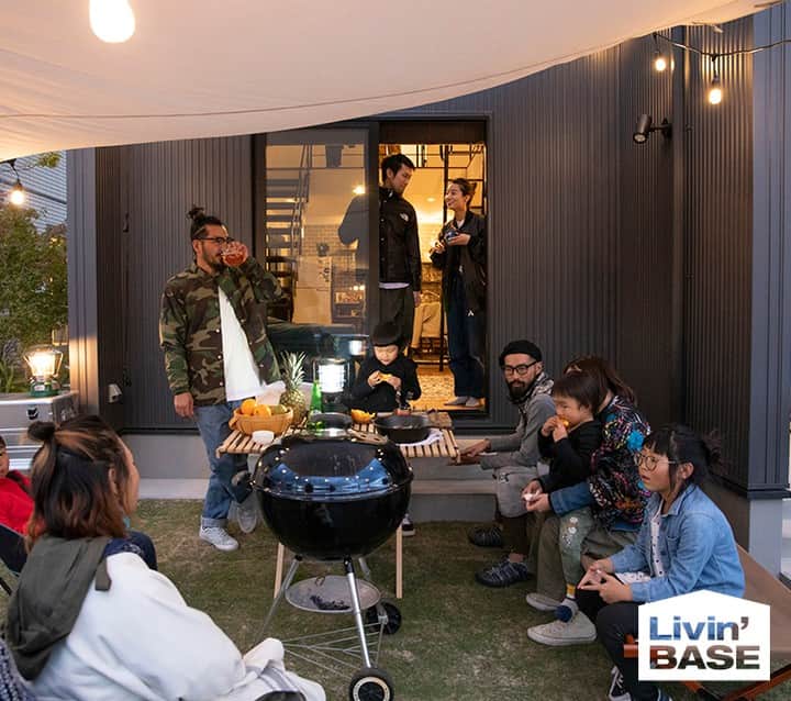 suzukuri さんのインスタグラム写真 - (suzukuri Instagram)「【GO OUTの家”Livin’ BASEの家”】⁣⠀ ･⁣⠀ Livin' BASEは、スライド式の大きな窓を開けるとリビングと直結していて、とっても便利です。⠀ ･⁣⠀ キッチンから料理や飲み物を運ぶのもとっても便利です。⠀ ･⁣⠀ 夜風が気持ちのいい季節には、仲間と一緒に夜BBQをしたり、家族で「ガーデンディナー」なんて、いかがでしょうか？⠀ ･⁣⠀ ただいま、広島のモデルハウスにて絶賛展示中です。⁣⠀ ･⁣⠀ ▶アウトドアファッション誌「GO OUT」と考えた家、「Livin' BAS」が完成！詳細はプロフィールリンクから→@suzukuri.official⁣⠀ ･⁣⠀ ･⁣⠀ #goout⁣ #livinbase ⁣#リヴィンベース⁣ #基地⁣ #base ⁣#DJブース #ホームパーティ⁣#リビング  #インダストリアルテイスト ⁣#ヴィンテージテイスト⁣ #男前インテリア⁣ #暮らしのアイデア⁣ #暮らしを楽しむ⁣ #新モデル #企画住宅 #規格住宅 #家づくり #マイホーム #マイホーム計画中 #新築 #一戸建て #住宅 #住まい #暮らし #ライフスタイル #間取り #suzukuri #タープ #bbq #ディナー」5月11日 17時30分 - suzukuri.official