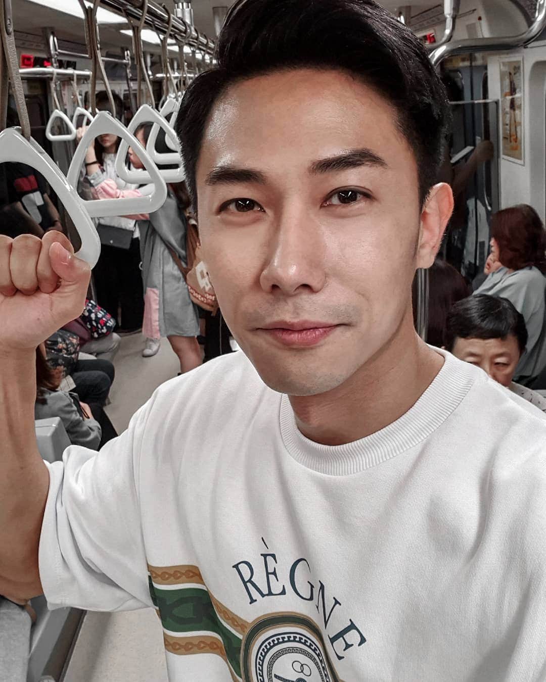 デスモンド・タンのインスタグラム：「喜欢在国外搭地铁的感觉。你呢? 我可以当你的导游噢! Exploring the city via local metro. Is it your kind of thing too?  #catchmeifyoucan #taipeiversion #taipei #taiwan」