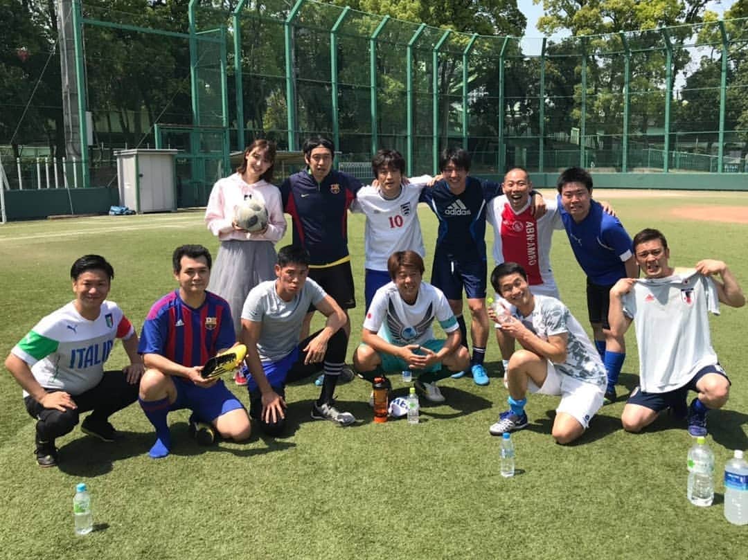 のインスタグラム：「野生爆弾ロッシーさんの呼びかけで集まった芸人チーム vs JAL(日本航空)チームでサッカーとBBQをしました♪10年ぶりにフルコートでサッカーしました♪疲れたけど楽しいかったのです(^-^)/ #サッカー #野生爆弾 #ロッシー さん#soccer #芸人 チーム #JAL チーム #BBQ #バーベキュー #jal の皆さんが作るお肉のクオリティーが凄い #機内で出してほしいぐらい #レギュラー松本 #あるある探検隊」