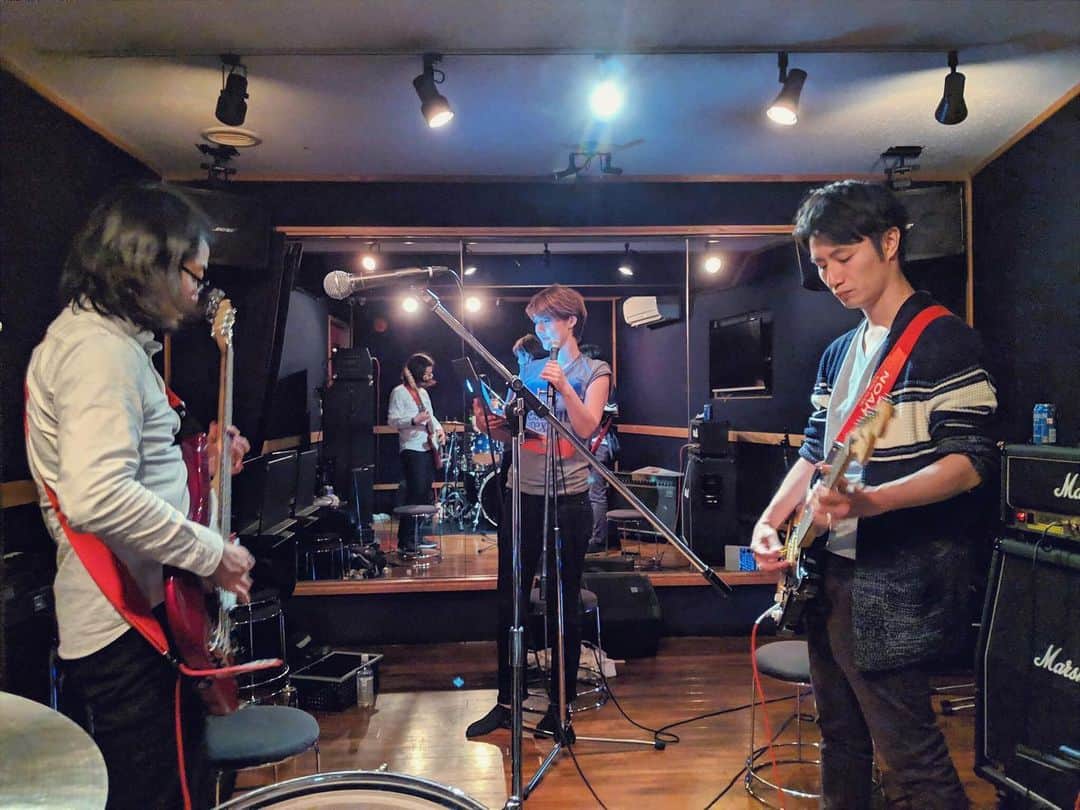 スプツニ子!さんのインスタグラム写真 - (スプツニ子!Instagram)「making a bunch of new music with my band 🎧🎸」5月11日 17時58分 - 5putniko