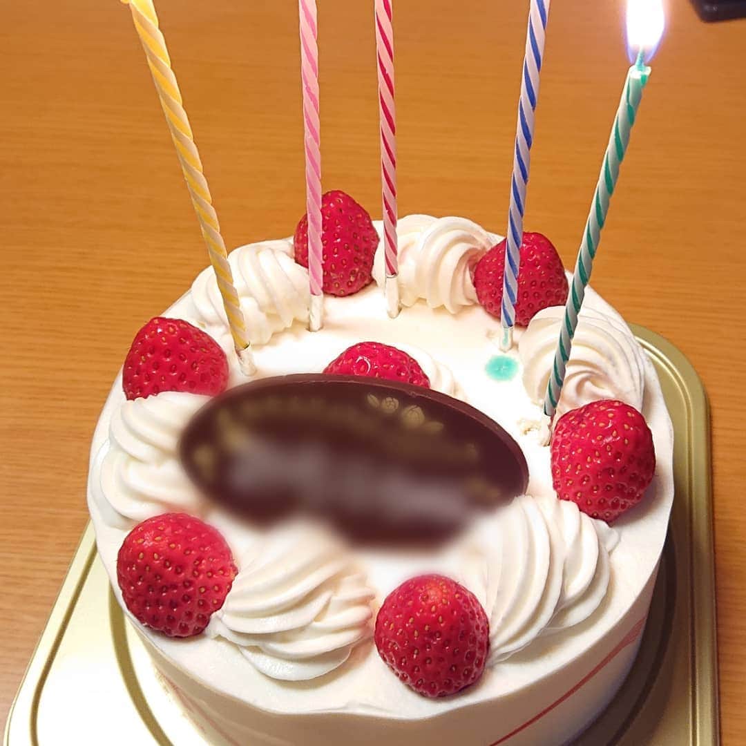 くるみんのインスタグラム：「* 2日前だけど、私の誕生日ですた🎂 妹からケーキ、パパから仕事に使うバッグをプレゼントしてもらいました👜 *  #誕生日 #誕生日プレゼント」