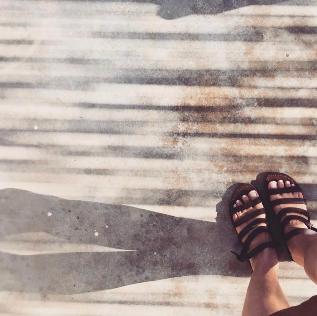 のインスタグラム：「Cabourg, après la plage  #soleil #chaleur #beautégardiane #sandales #naturel #cabourg #summer #fabricationfrancaise #shoes」
