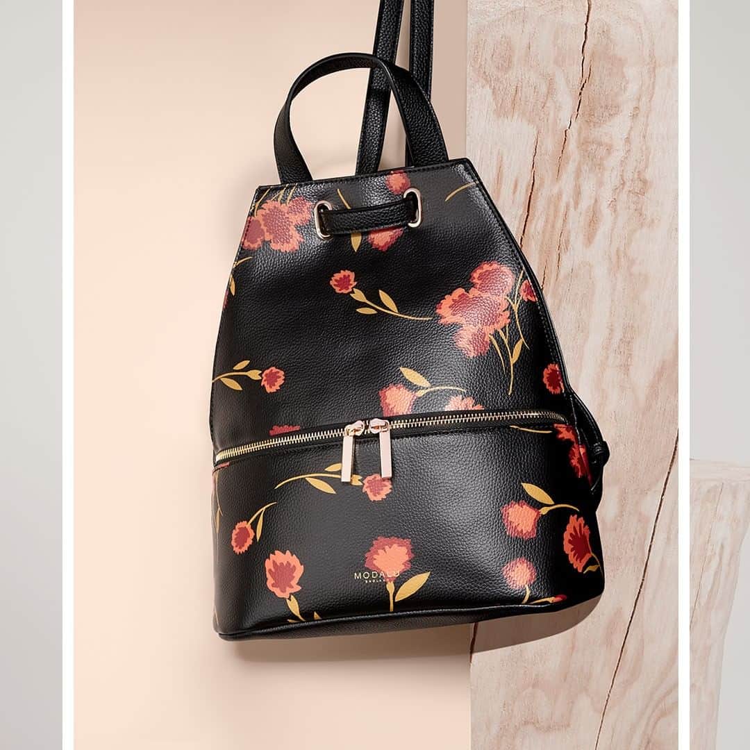のインスタグラム：「Harriet is a signature structured backpack, detailed exquisitely with an elegant drawstring and double zip fastening. Was £75, now £18 #ModaluMoments #LeatherBackpack #Backpacks #London」