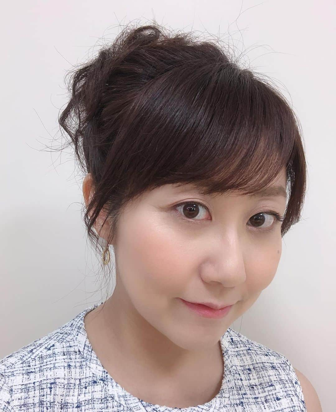 堀井亜生さんのインスタグラム写真 - (堀井亜生Instagram)「今日はホンマでっか!?の収録です！  5時間あるので頑張ります！  すでにとっても緊張気味…  暖かくなってきたのでアップしました。  衣装も夏らしい。  #もうすぐ本番  #弁護士 #ホンマでっか」5月11日 18時01分 - aoi_horii