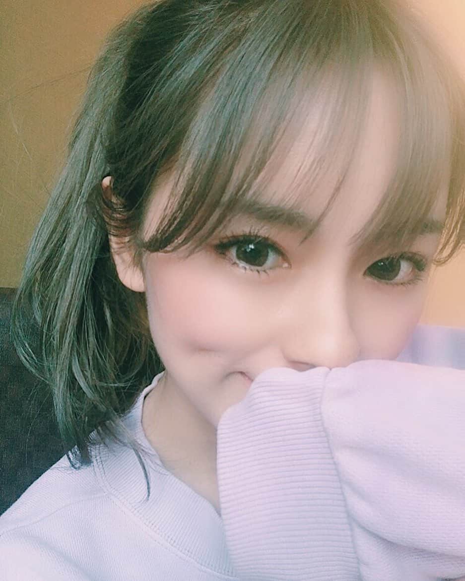 ぽこのインスタグラム：「今日もありがとう😘 明日も名古屋だから、ホテル着いてゆっくりだぁ。 もう少ししたらご飯食べに行こーっと🍚 髪まとめると楽❤️」