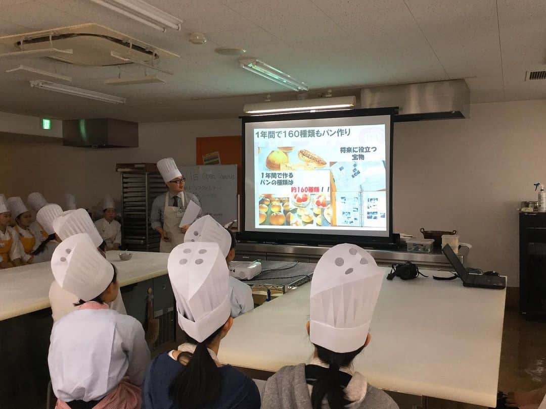 神戸製菓専門学校（公式）さんのインスタグラム写真 - (神戸製菓専門学校（公式）Instagram)「🌈パン体験スペシャル🌈 今日は1年間で #パン職人 を目指す「#製パン本科 」のコトがよくわかるオープンキャンパス🍞😊先生や在校生だけでなく、現場で活躍中の卒業生の話も聞けるスペシャルイベントでした‼️160種類以上のレシピを学ぶ #神戸製菓 の製パン本科。 ・ 1年間でこんなにガッツリパンが学べるのは「西日本では唯一神戸製菓だけ」‼️✨😌 県外からの入学者も多いんですよ✨👀 ・ 次回のパンスペシャルは6月15日(土)🤗卒業生も特別に来てくれますのでお楽しみに🎶美味しい試食もご用意しております✨ぜひ保護者の方も一緒にお越しください😌  #チョコクロワッサン #クロワッサン #パン #パン作り #製パン #パン職人 #ブーランジェ #パン屋さん #パン屋巡り #神戸 #三宮 #神戸パン #instabread #instagood #pattistagram2019」5月11日 18時04分 - kobeseika_info