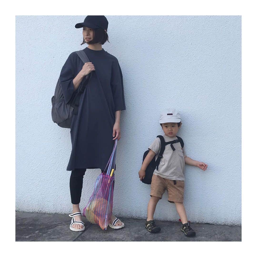のインスタグラム：「今日の川遊びコーデ🎣 . 汚れてもok、お手入れが楽な服を選んだ結果、全身ユニクロ。 袖が長めだけど風通しがよく、意外に涼しかった🎐 . #wakameswardrobe #ママコーデ #川遊びコーデ #親子コーデ #3歳 #息子コーデ . ワンピース…#uniqloU ワッフルレギンス…#uniqlo キャップ…#nagonstans  リュック…#greish #wsac #grey サンダル…#teva」