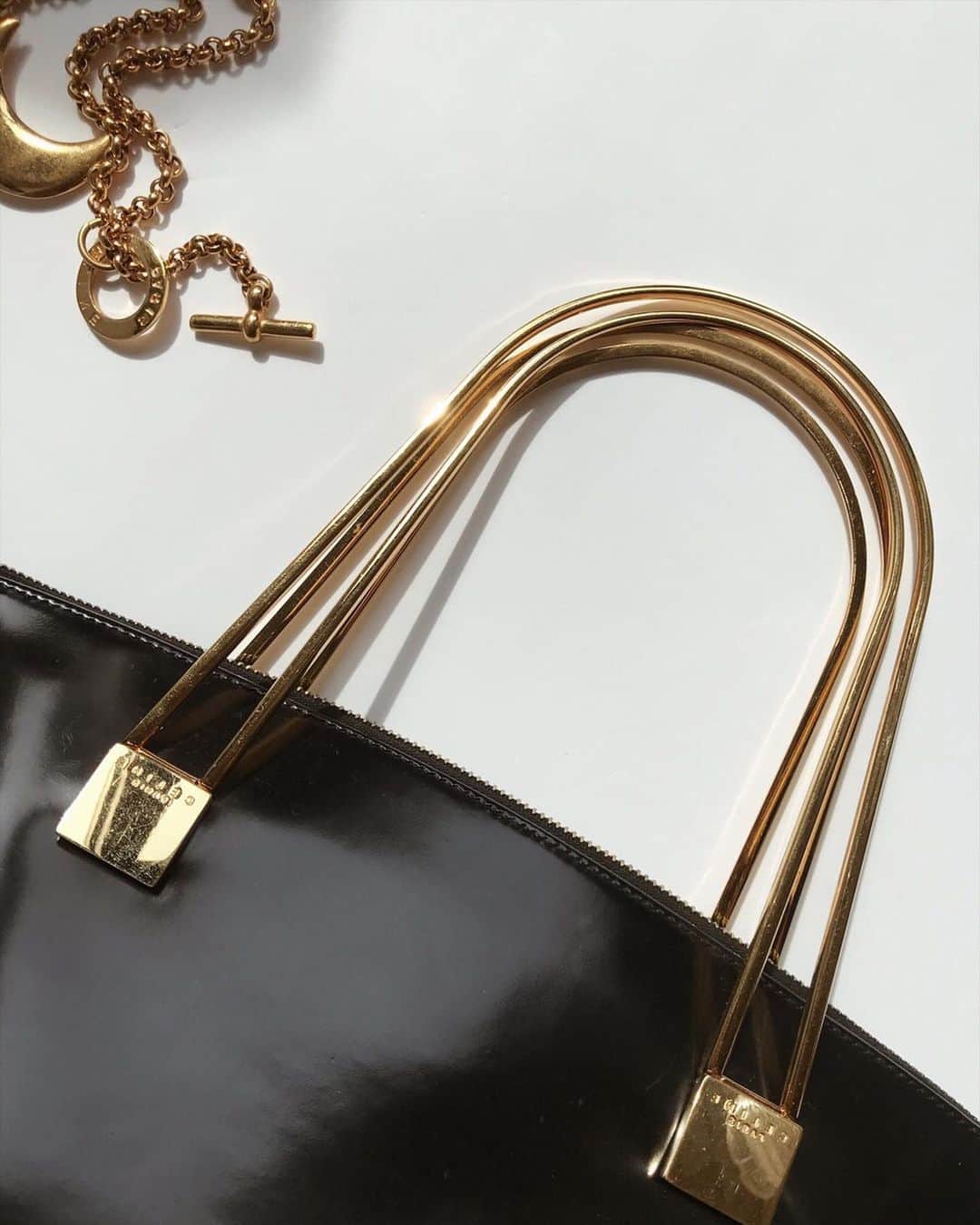 Ｈedyさんのインスタグラム写真 - (ＨedyInstagram)「【WEB掲載予定】 CELINE goldmetal handbag. . @hedy_worldwide  #vintage #vintageshop #hedy #hedy_japan #celine #bag #fashion #accessary #gold」5月11日 18時09分 - hedy_vintage