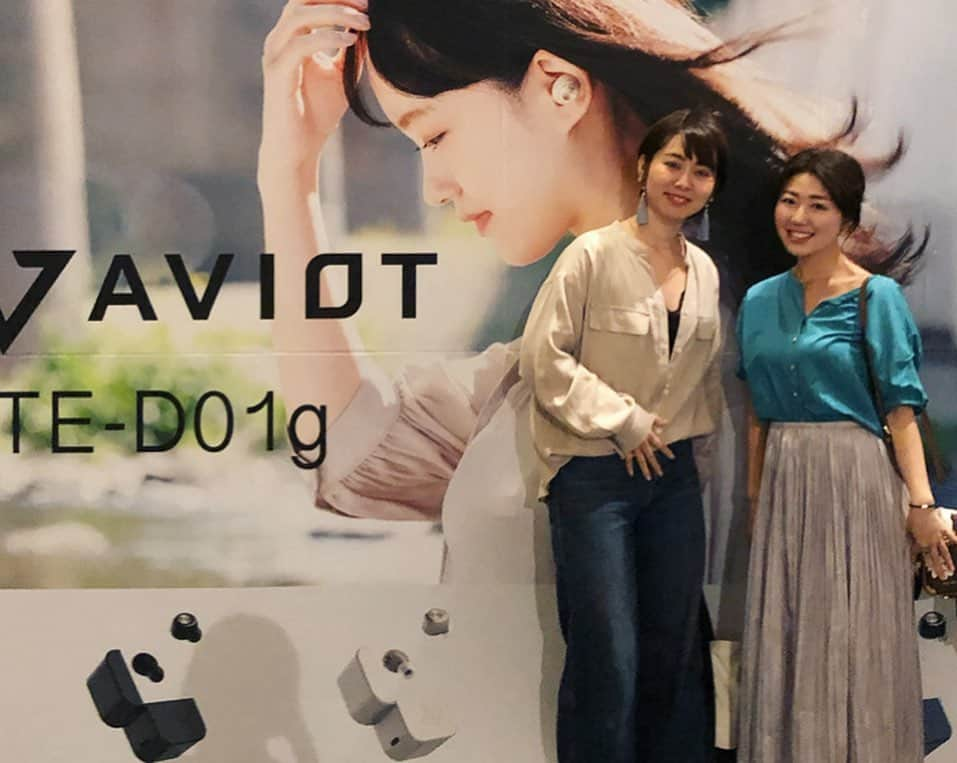 yuu sakuraiさんのインスタグラム写真 - (yuu sakuraiInstagram)「AVIOTからワイヤレスイヤホン 「TE-D01g」が発売する♪ という事で 発売記念ローンチパーティーへ☆ : ヨガの講師をやられている愛さんと行ってきました♪ : お互い日常の中に自然と運動をする時間があるから、 ワイヤレスイヤホン新しいの欲しいなっなんて話していたので到着するまでとても楽しみで、 : 実際に手にとってみたところ軽いし耳にフィットして音の良さも抜群にいいです！ : デザインもスタイリッシュで普段ウォーキングで 仕事の打ち合わせに向かう事も多いので手軽に耳につけて紐がない分フリーで顔も動かせるし、 持ち運びも便利♪ : 今年、北海道マラソンと、 宮城復興マラソンと2回走る予定のフルマラソンもこれがあれば無敵だ！笑 : 愛さんとのお出かけ楽しかったな☆ 帰り際に見た夕日がとても綺麗だった！ 素敵な商品だったので是非 手にとって音楽聴いて何を聞いたか教えてね☆ : #PR #AVIOT #TE_D01g #アビオット #ワイヤレスイヤホン #イヤホンにもっと自由を  #music #音楽 #音楽好きな人と繋がりたい」5月11日 18時11分 - food_yuu