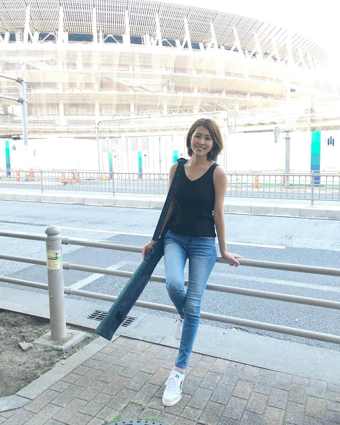 坂元美香さんのインスタグラム写真 - (坂元美香Instagram)「レッスン行ってきまーす🏌️‍♀️後ろは国立競技場。ゴルフスクールが国立競技場の目の前なの☺️ . #ootd トップス… @reedit_official (131407) デニム… @tonybeedenim スニーカー… @onitsukatigerjp クラブケース… @beamsgolf . #ゴルフ #ゴルフレッスン #ゴルフ女子 #国立競技場 #トップス #リエディ #pr #オニツカタイガー #坂元ゴルフ日記」5月11日 18時16分 - mika_saka