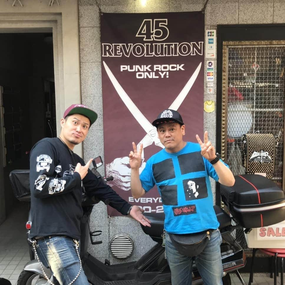 延本英祥さんのインスタグラム写真 - (延本英祥Instagram)「. . 久しぶりに 下北沢に輝くPUNK SHOP 『45 REVOLUTION』  ハヤト君にも顔出してきました♪」5月11日 18時30分 - hdyshit