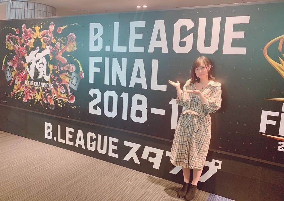 中崎絵梨奈さんのインスタグラム写真 - (中崎絵梨奈Instagram)「ということで行ってきました #Bリーグファイナル ！！！！！ ただただ凄かった... 1Q2Qは両者譲らず。 アルバルク東京の流石のバスケ、そして千葉の技術、早さ、富樫選手の圧倒的存在感。 #田口成浩  選手の3Pがとにかく神がかる。 クロスゲームが続く接戦。 が、3Qに動き出す。 #竹内譲次 選手の3Pから始まり、#マイケルパーカー 選手がお返しとばかりにど迫力のダンク！！かと思えばまたまた竹内選手が3Pでお返し！！ そこから #田中大貴 選手の2P、そしてペネトレイトで2連続得点！アルバルクが一気に千葉を引き離す！そして、安藤選手の3Pなどで3Qが終わる頃には45-64で千葉が19点のビハインド。 しかし！！！ここで終わらないのが千葉ジェッツ！4Q明けから高い位置からのハードディフェンスでアルバルクのリズムを崩す！ 高い位置での田中選手や馬場選手にもダブルチームでプレッシャーをかけミスを誘発。 お得意のファストブレイクで得点を重ねていき、何と怒涛の14-0のラン！ アルバルクに得点を許さず一気に5点差に！！ とにかく #富樫勇樹 選手が早い....！！テクニック、早さ、そこに集中力が加わった時の富樫選手は誰にも止められない！！ インサイドの合わせも4Qは千葉がうまく得点に繋がり一気に千葉の流れに！ そこで終わらないのもまたアルバルク。 カーク選手のフリースローからなんとか1得点決めると暴れだしたのが #馬場雄大 選手。 タフなフローターから2P決めるとそこからアルバルクも息を吹き返す。 諦めない千葉、逃げるアルバルク。 残り55.3秒で63-69。 この苦しい中で残り16.9秒。 なんと富樫選手が3Pを決め67-69！2点差！  が、残り10.6秒で富樫選手のファウル。カーク選手のフリースローが決まり67-71。 最後のポゼッション千葉が最後まで戦い抜くがブザーが鳴り、試合終了。  67-71でアルバルク東京の勝利！ そして2年連続リーグ優勝が決まりました！！ 本当に本当にすごい試合だった..... どっちが勝ってもおかしくなかった。 そして去年と同じ光景。 喜ぶアルバルクを見つめるジェッツの選手の姿、表情が、去年よりも悔しさを増してました。 勝負の世界。すごいなぁ。 誰かが勝つと誰かが負ける。 当たり前だけどいろんな想いやストーリーがあって、だから面白いし、だから応援したくなる。  今シーズンも本当に素敵な試合をありがとうございました。すごくハードなシーズンだったと思うのでゆっくり休んで、そしてまた来シーズンも楽しみにしてます！！バスケを好きでよかった！！！そしてアルバルク東京の皆さん、ブースターさん、本当におめでとうございました！！！🏀🥇🏆   #中﨑絵梨奈のドバッとBリーグ観戦記録  #Bリーグ  #Bリーグ観戦 #bleague #バスケ #バスケットボール #スポーツ観戦女子 #バスケ好きな人と繋がりたい #スポーツ観戦 #バスケ女子 #japan #basketball #スポーツ #sports #アイドル#中崎絵梨奈 #ぷに子」5月11日 18時34分 - chu_erina