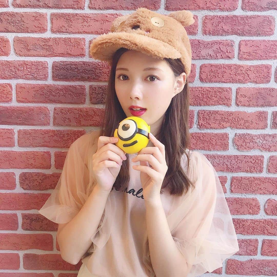 alisaのインスタグラム：「. ジュラシックパーク乗ったらびしょ濡れなったから着替えたバージョンのやつ🐻 日差しが強そうやったから、カラコンはUVカット効果のあるエバーカラーワンデーつけてた👀✨ カラーは色素薄めで透明感のあるアンティークベージュ💕 ナチュラルに盛れておすすめ！！ @evercolor1day . あみみとの写真もいっぱい撮ったからまた載せます💗 . #エバーカラー #エバーカラーワンデー #アンティークベージュ #カラコン #ナチュラルカラコン #ナチュラルメイク #pr #カラコンレポ #色素薄い系 #エバーカラーワンデーナチュラルモイストレーベルuv #ユニバ #ユニバフード #usj #ユニバコーデ #ミニオンまん #ミニオン #ティム #ティムコーデ #トラガス #ユニバーサルスタジオジャパン」