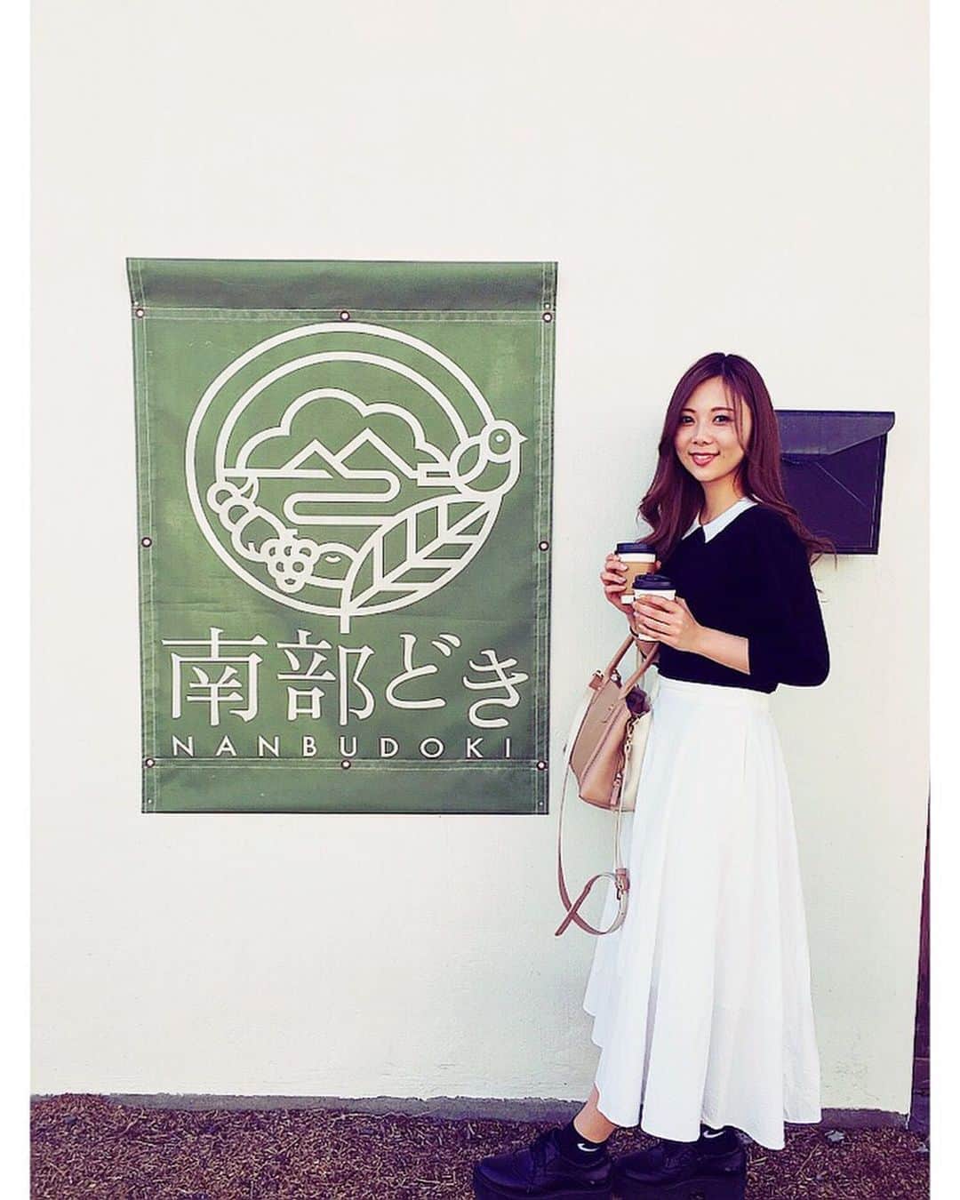 西村季里子のインスタグラム：「・ GWの思い出⑧🌷 ・ 「南部どき」カフェは青森県 三戸駅前にあるよ☕️ 飲み物メニューも豊富で悩んだ〜🥺💞 地元でも数少ない映えスポットだったわ😂💫 #GW#goldenweek #ゴールデンウィーク  #青森県#青森#あおもり#三戸駅前 #南部どき#nanbudoki#カフェ#cafe #コーヒー#メニュー豊富#ハニーラテ#🍯 #コーデ#tops#ZARA#スカート#UNIQLO #followme #follow」