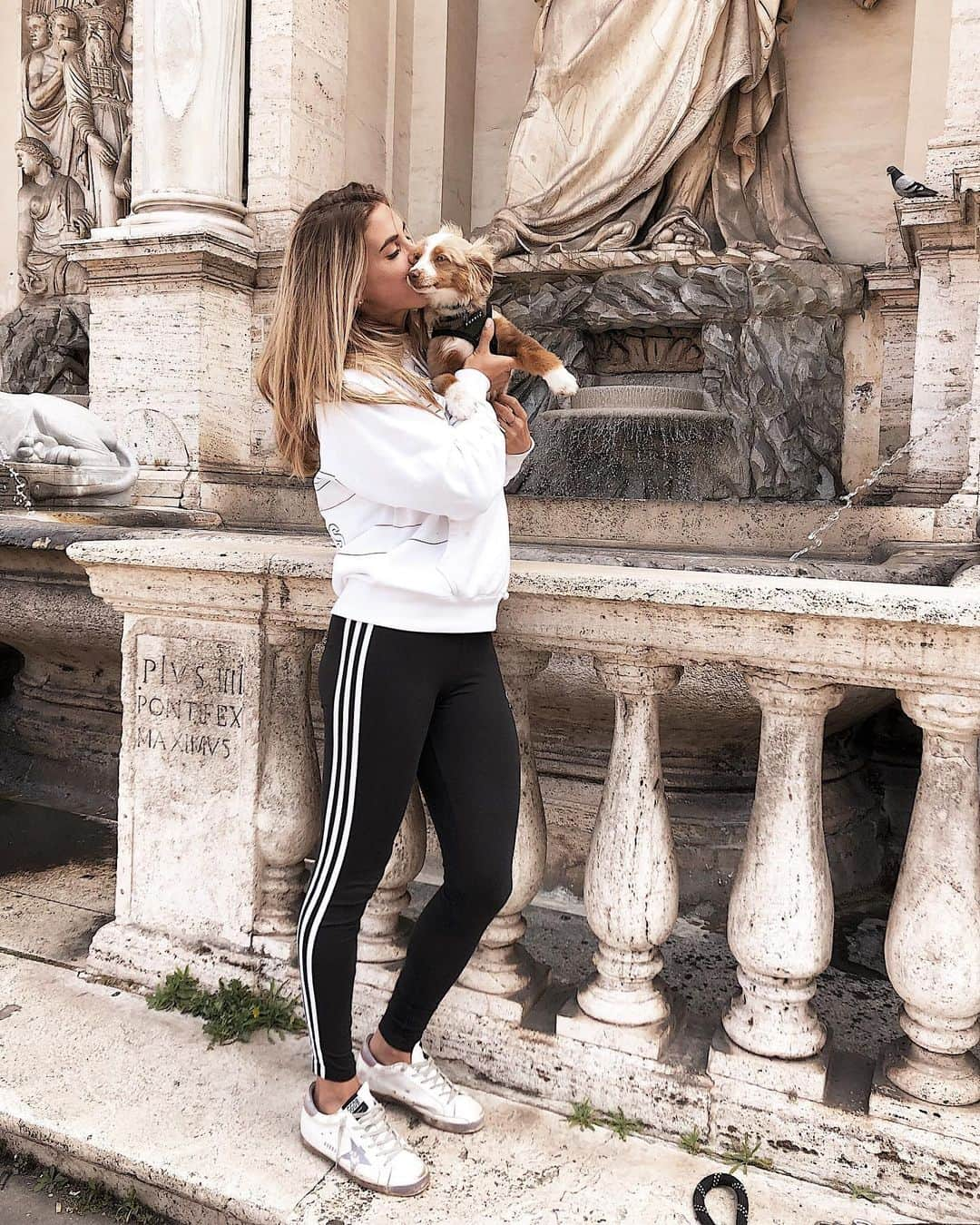 ベレン・モゾさんのインスタグラム写真 - (ベレン・モゾInstagram)「#3stripe game while in Rome with #tacothetoyaussie ✨ . . . #rome #fontanadelmosè #heretocreate #leggings #adidas」5月11日 18時43分 - belenmozo