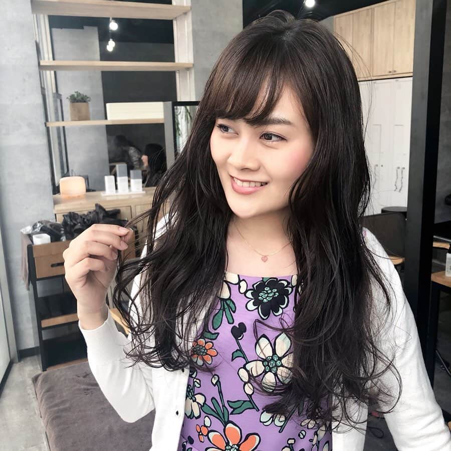 のインスタグラム：「昨日は高田馬場にあるヘアサロンソイクフ（@soykufu_official）さんで @jinbo._.soy さんにカラーリングしてもらいました😊✨✨ . ホットペッパー口コミ平均5.0の人気サロン💕 . グレージュという色にパープルを少し混ぜてもらいました😆❣️ . 前より少し落ち着いた雰囲気になったよ😆💕 . ヘッドスパがすごく気持ちよくて途中で寝ちゃった😊💤 . 眼が疲れてたんだけど、かなりスッキリしたよ❣️❣️ . 髪も大事だけど頭皮も大事だよね✨ . これからは定期的にヘッドスパやろうかなぁ〜❤️❤️ . ヘアケアのアドバイスももらえて良かったぁ〜😃✨ . #高田馬場カラー #高田馬場美容院 #高田馬場美容室 #東京美容院 #東京美容室 #soykufu #ソイクフ #高田馬場ヘアサロン #pr #コラボベース」