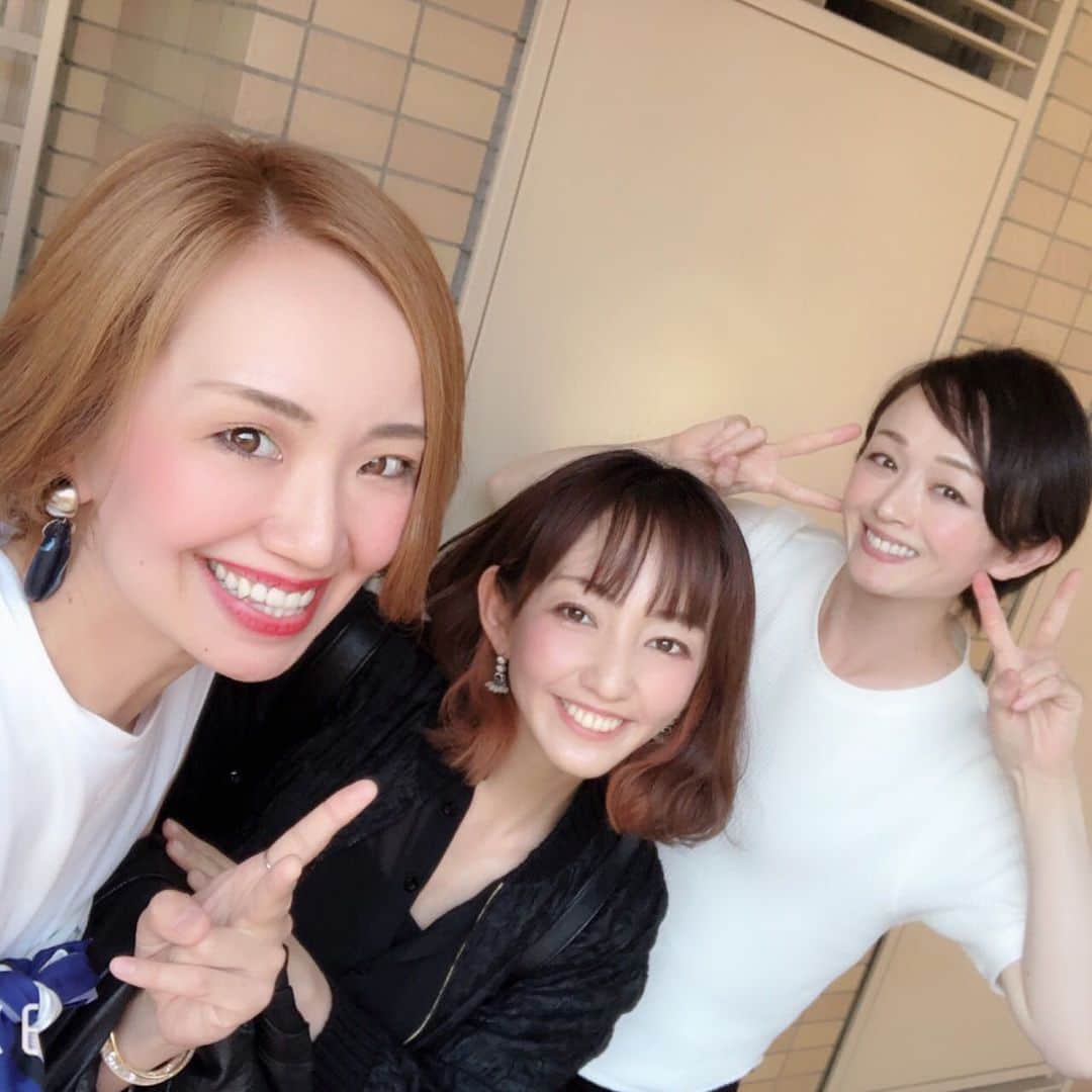 貴千碧のインスタグラム：「夏日のような日々🌳☺️ あーやっぱり5月好きだなぁ🌳🍀🌿✨ 今日は仕事前にチュウ(#咲希あかね 氏)とみっぽーさん(#美鳳あや さん)に逢いに行ってきました🌳✨✨ 私はこの方無くしては自分の下級生時代はありませんでした。 本当によくして頂きました。ありとあらゆることを教えて頂きました。みっぽーさんがいて下さったからこそ、色んなことがあった下級生時代も乗り越えていけたと思います。 みっぽーさんはスーパー娘役さんでもあり、組の「核」のような方でした。 久しぶりにお会いして、変わらない笑顔と温かい空気感、そして幸せオーラを沢山頂いて、美味しいお料理もご馳走になり、なんとも充実した数時間でした☺️✨🌸 今度はゆっくり遊びに行かせてください💕  #貴千碧 はみっぽーさんに育てて頂いたと言っても過言ではない。技術、人柄、存在の全てがスーパーでした。毎日のように稽古後、とあるお店に集まり、食事をしながらみっぽーさんから色々なお話を伺っていた日々。 みっぽーさん退団後も何年経っても#月組 #娘役 さんの自主稽古では「美鳳さんみたいに」という言葉が飛び交っていた。 下級生時代、みっぽーさん、紫水の姉さん、とし氏、私でダンスのユニットを勝手に結成していた笑 自分のパートを担当してそれぞれ振りを考えてきてつなげる。 楽しすぎた🤣✨ この新緑の季節は最高ですね🍀✨#テラス で少しの時間でものんびり#cafe や#lunch を楽しみたい🌳✨ さて、今からワークショップだ👊本日2レッスン目 #踊るぞー！」