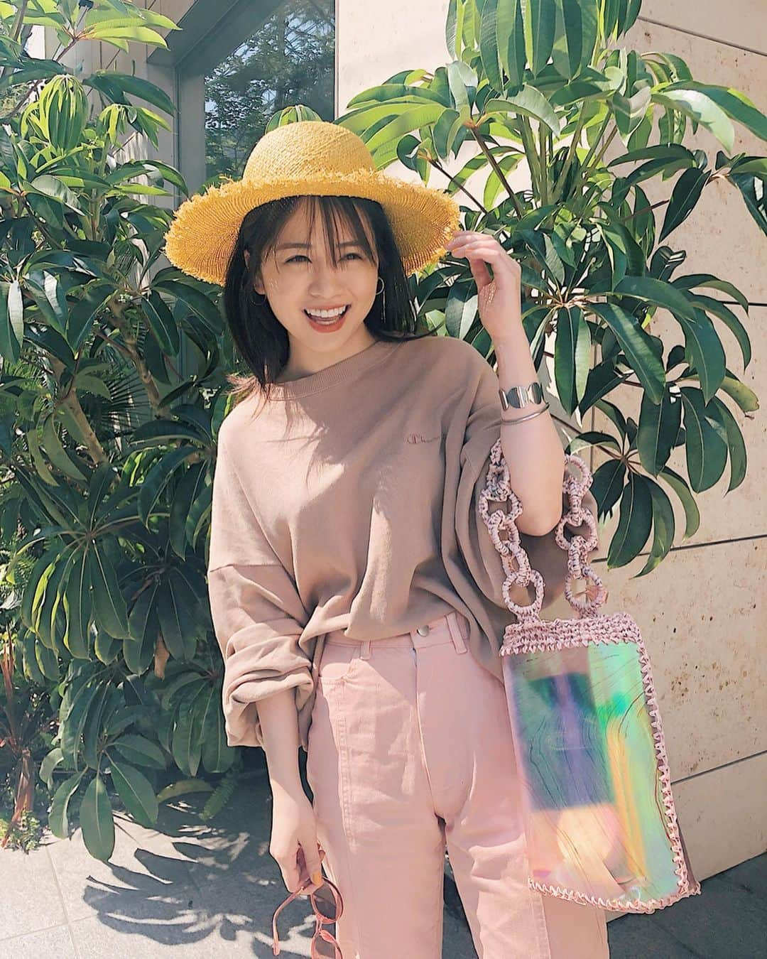 菅本裕子さんのインスタグラム写真 - (菅本裕子Instagram)「急に夏のような日差し！気持ち良い〜！☀︎﻿ ﻿ ふら〜っと表参道のH beauty&youthに立ち寄ったら、店員さんに「お客様に絶対にお似合いの帽子があります！！」と！！😂😂﻿ ﻿ 黄色が可愛くて一目惚れしちゃった、、！﻿ お値段は1万円でした！﻿ ﻿ La Maison de Lyllisっていう日本のブランドのものなんだって！帽子って、細部にこだわり感じるものが好きで、、色味もそうだけど、トップの丸みが可愛すぎたなぁ☺️❤︎﻿ ﻿ 服はタグ付けしてるよ〜！🏷﻿ 見てみてねっ！﻿ ﻿ バックもお気に入り！昨日買ったの！﻿ BEAMSで見つけた！﻿ クリアでマーブルなオーロラでキラキラでハッピー！❤︎❤︎﻿ ﻿ 💁🏻‍♀️おしらせ💁🏻‍♀️﻿ ﻿ この後重大発表を行います！﻿ フィード投稿で、、！﻿ ﻿ 今日23時〜のインスタライブでも行います！﻿ ﻿ 19日に参加無料の誕生日イベントを行うので、その詳細を語ります、、！！！！﻿ ﻿ #ゆうこすコーデ #春コーデ #菅本裕子 #ゆうこす #麦わら帽子 #麦わら帽子コーデ #ストローハット #ピンクコーデ #透明バッグ」5月11日 18時46分 - yukos0520