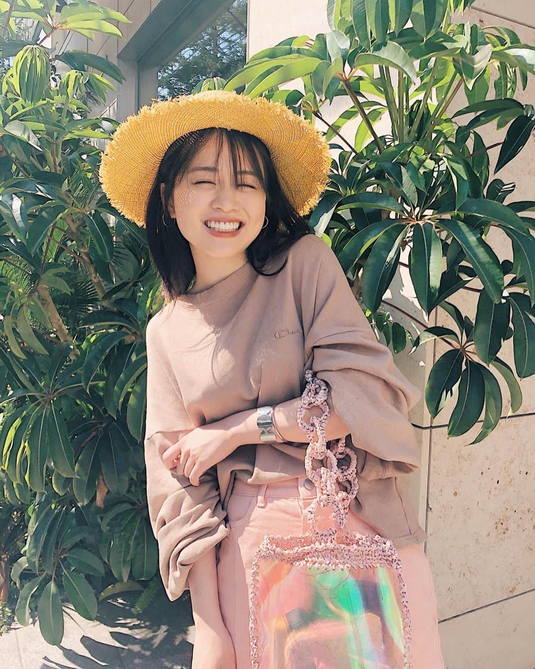 菅本裕子さんのインスタグラム写真 - (菅本裕子Instagram)「急に夏のような日差し！気持ち良い〜！☀︎﻿ ﻿ ふら〜っと表参道のH beauty&youthに立ち寄ったら、店員さんに「お客様に絶対にお似合いの帽子があります！！」と！！😂😂﻿ ﻿ 黄色が可愛くて一目惚れしちゃった、、！﻿ お値段は1万円でした！﻿ ﻿ La Maison de Lyllisっていう日本のブランドのものなんだって！帽子って、細部にこだわり感じるものが好きで、、色味もそうだけど、トップの丸みが可愛すぎたなぁ☺️❤︎﻿ ﻿ 服はタグ付けしてるよ〜！🏷﻿ 見てみてねっ！﻿ ﻿ バックもお気に入り！昨日買ったの！﻿ BEAMSで見つけた！﻿ クリアでマーブルなオーロラでキラキラでハッピー！❤︎❤︎﻿ ﻿ 💁🏻‍♀️おしらせ💁🏻‍♀️﻿ ﻿ この後重大発表を行います！﻿ フィード投稿で、、！﻿ ﻿ 今日23時〜のインスタライブでも行います！﻿ ﻿ 19日に参加無料の誕生日イベントを行うので、その詳細を語ります、、！！！！﻿ ﻿ #ゆうこすコーデ #春コーデ #菅本裕子 #ゆうこす #麦わら帽子 #麦わら帽子コーデ #ストローハット #ピンクコーデ #透明バッグ」5月11日 18時46分 - yukos0520