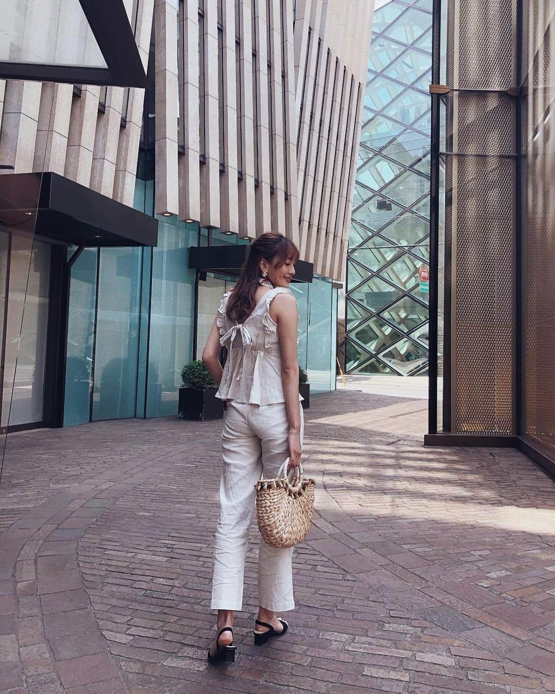 ANNA 杏奈さんのインスタグラム写真 - (ANNA 杏奈Instagram)「✈︎ 晴れると気分が明るくなって気付いたら焼けていた🤣 髪の毛7センチ切っても全然長かった🕺🕺🕺 今日はお気に入りのsetup🧡 西銀座デパートB1で購入❤️webstoreでも🧁 後ろ姿も可愛すぎて🥺 ・ ・ #ootd #コーデ #モデル #ファッション #travel #旅行 #化粧  #model #coordinate #ヨガ #yoga  #東京 #fashion  #tokyo #trip #travel #tbt #hawaii #waikiki #official #客室乗務員 #インスタ映え #surfing #サーフィン  #ダイエット #おしゃれさんと繋がりたい #カフェ好き」5月11日 18時47分 - anna_maria_end18