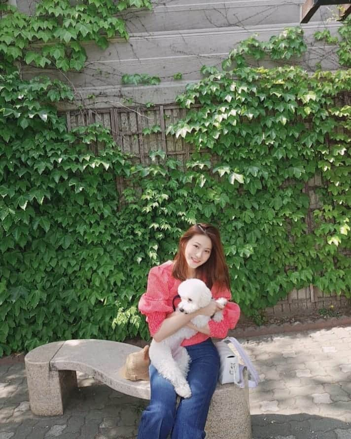 ユ・イニョンさんのインスタグラム写真 - (ユ・イニョンInstagram)「_ . .  너는, 우리 가족이란다🐶 .  포토바이 엄마❤ .  #무거워 #말좀잘듣자 #미운나이6개월」5月11日 18時52分 - country_min