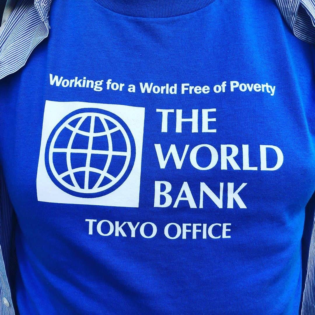 水谷さるころさんのインスタグラム写真 - (水谷さるころInstagram)「今日お父さんが着てた貰い物のTシャツ。「かっこいいね！」と息子がお気に入り。試しに「なんて書いてある？」と聞いたら「THE WORLD BANK TOKYO....最後わかんない」だそうです。 #4歳男児マイル」5月11日 18時56分 - salucoro