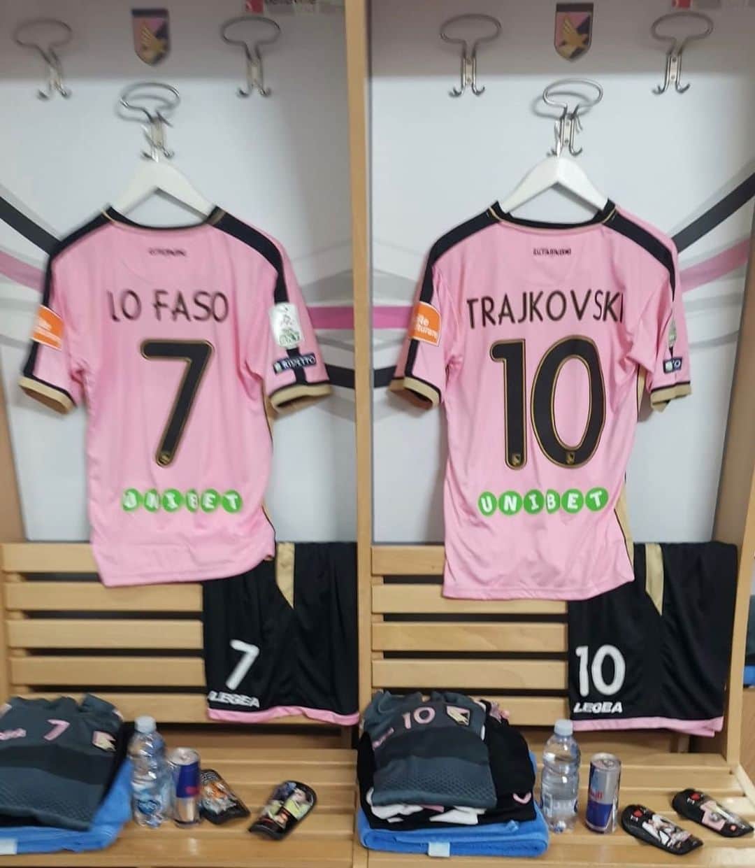 USチッタ・ディ・パレルモのインスタグラム：「È il momento di dare uno sguardo al nostro spogliatoio 👀 verso #PalCit! Siete pronti, rosanero? 🙌 ⚽️⚽️⚽️ 👀 Here's a peek inside our dressing room. Ready for #PalCit, #Palermo fans? 🙌」