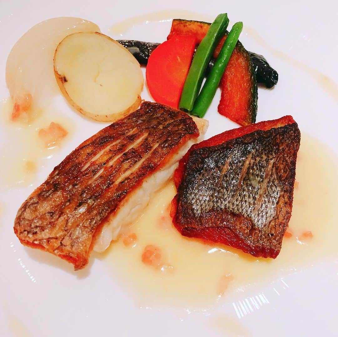 のインスタグラム：「🥂 #食いしん坊 #dinner  お魚美味しいね🎶」