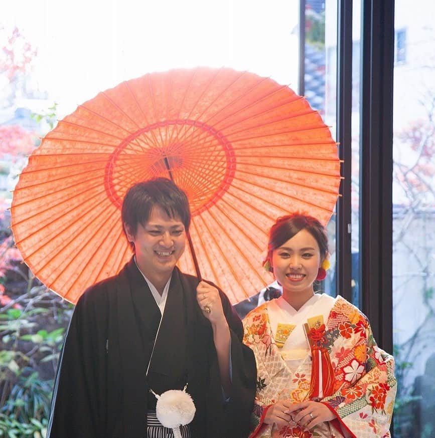 KIYOMIZU京都東山 公式さんのインスタグラム写真 - (KIYOMIZU京都東山 公式Instagram)「@kiyomizu_kyoto_higashiyama をフォローして、 #KIYOMIZU京都東山 のタグをつけてくださいね＊ . 季節の彩りを感じていただける和の邸宅では、 色鮮やかな色打掛姿が映え、花嫁さまの美しさを 最大限に引き出します。 おふたりらしさが詰まった 自由な和婚をKIYOMIZU京都東山で 叶えませんか？ . ---------------------- . ▼ブライダルフェアの予約はこちらから＊ http://bit.ly/KIYOMIZUfair ▼KIYOMIZU 京都東山 公式HP https://kiyomizu-wedding.com/ . . 『#kiyomizu京都東山』. のハッシュタグをつけて お写真を投稿してくださいね. . こちらの公式IG（@kiyomizu_kyoto_higashiyama）. で取り上げさせていただきます＊. . KIYOMIZU 京都東山. ☎ (フリーダイアル0120-868-533). . #dress #kyoto #kiyomizu #wedding #weddingdress #weddingparty #kiyomizu京都東山 #ウェディングドレス #ウェディングレポ #チャペル #パーティ #ブライダルフェア #プレ花嫁 #卒花 #京都 #披露宴 #日本中のプレ花嫁さんと繋がりたい #京都花嫁 #結婚式 #結婚式場  #結婚式準備 #関西花嫁  #marryxoxo #Dressy花嫁 #色打掛 #和婚 #和装コーディネート #ピンポンマム」5月11日 19時08分 - kiyomizu_kyoto_higashiyama