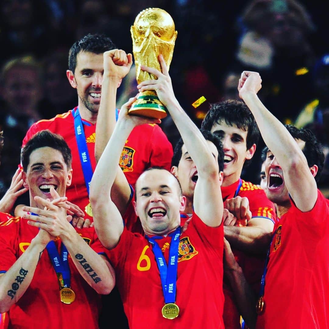 FIFAワールドカップさんのインスタグラム写真 - (FIFAワールドカップInstagram)「“If you win without sacrifice you enjoy it but it’s more satisfying when you have struggled.” Happy Birthday to @sefutbol #legend @andresiniesta8 who turns 35 today! 🎂 🎉 #campeon #champion #worldcup #spain #iniesta」5月11日 19時01分 - fifaworldcup