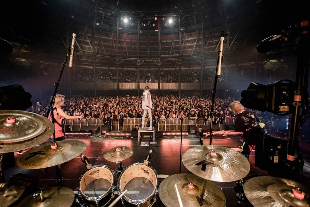 ONE OK ROCKさんのインスタグラム写真 - (ONE OK ROCKInstagram)「London!! #ONEOKROCK #eyeofthestorm photo by @jamiecarterfilms」5月11日 19時04分 - oneokrockofficial