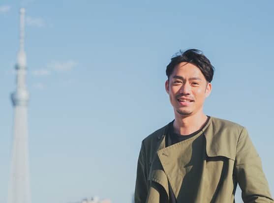 Locariのインスタグラム：「LOCARI読者の熱いアンコールにお応えして、フィギュアスケーター⛸髙橋大輔選手がLOCARIに再登場✨  今回の取材場所となったのは、髙橋さんが1年以上トータルコーディネートを手がけてきたマンションの最上階。完成した物件の住戸内を、LOCARI編集部が取材させていただけることに。オフショット満載😍のメイキングやコメントムービー:clapper:も合わせてお楽しみください！  今すぐLOCARIの「インタビュー」タブを📱チェック♡  #髙橋大輔 #高橋大輔 #daisuketakahashi #locari #フィギュアスケー」