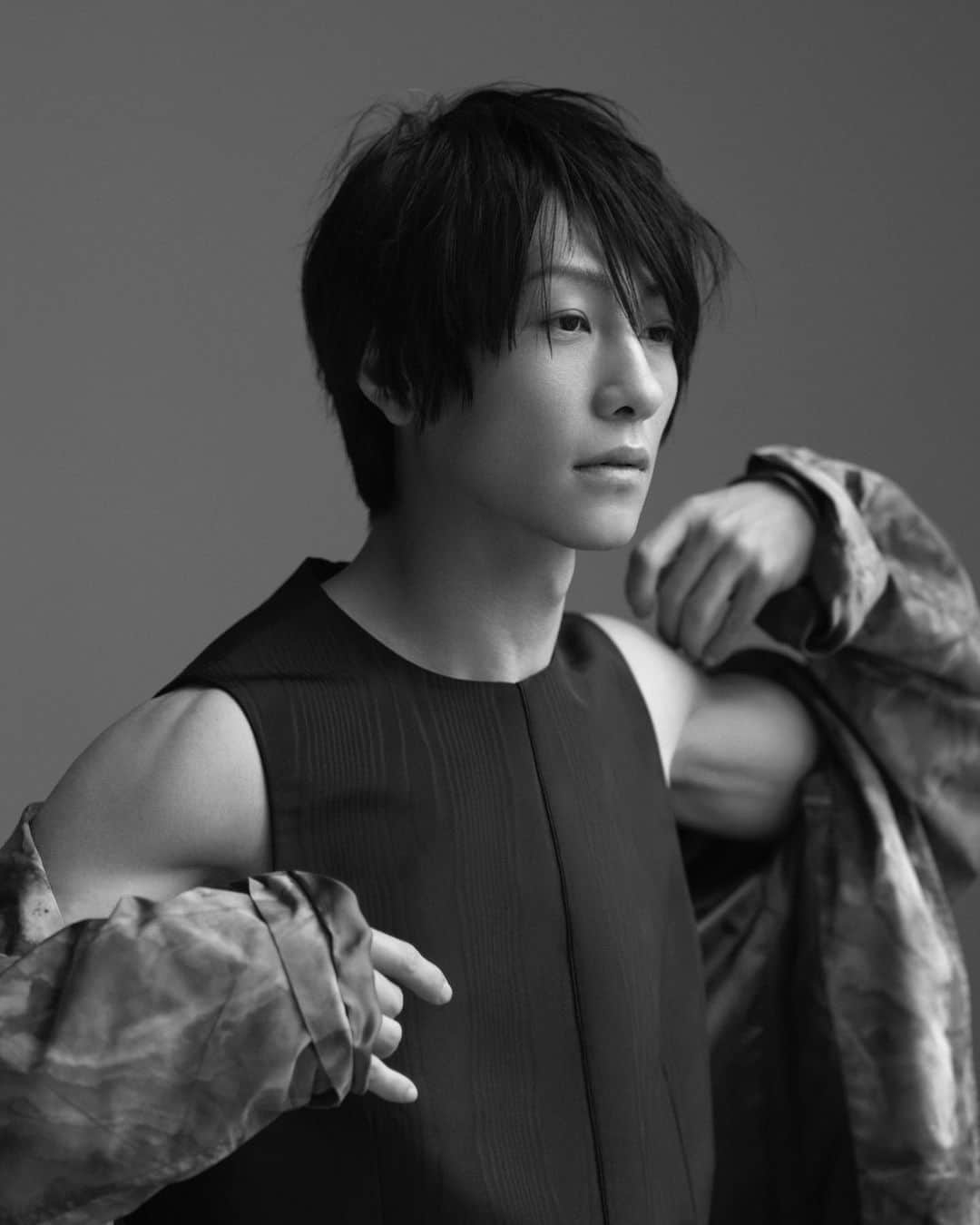 長山一樹のインスタグラム：「最新号の雑誌ELLEにて2.5次元舞台を中心に活躍している俳優の鈴木拡樹さんを撮影させていただきました。 @ellejapan  #鈴木拡樹  Stylist @msmskmt  #elle #magazine #hasselblad #h6d #kazukinagayama #長山一樹」