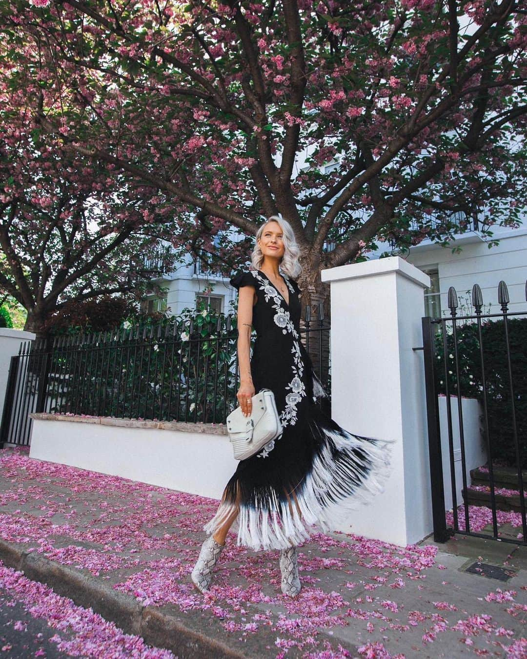 ツインセットさんのインスタグラム写真 - (ツインセットInstagram)「#twinsetgoestolondon ❤️ As seen on @inthefrow this seems to be the perfect dress for spring time 🌸 add also our python ankle boots and #rebelbag to have the outfit on point 💘 #twinsetlover」5月11日 19時13分 - twinsetofficial