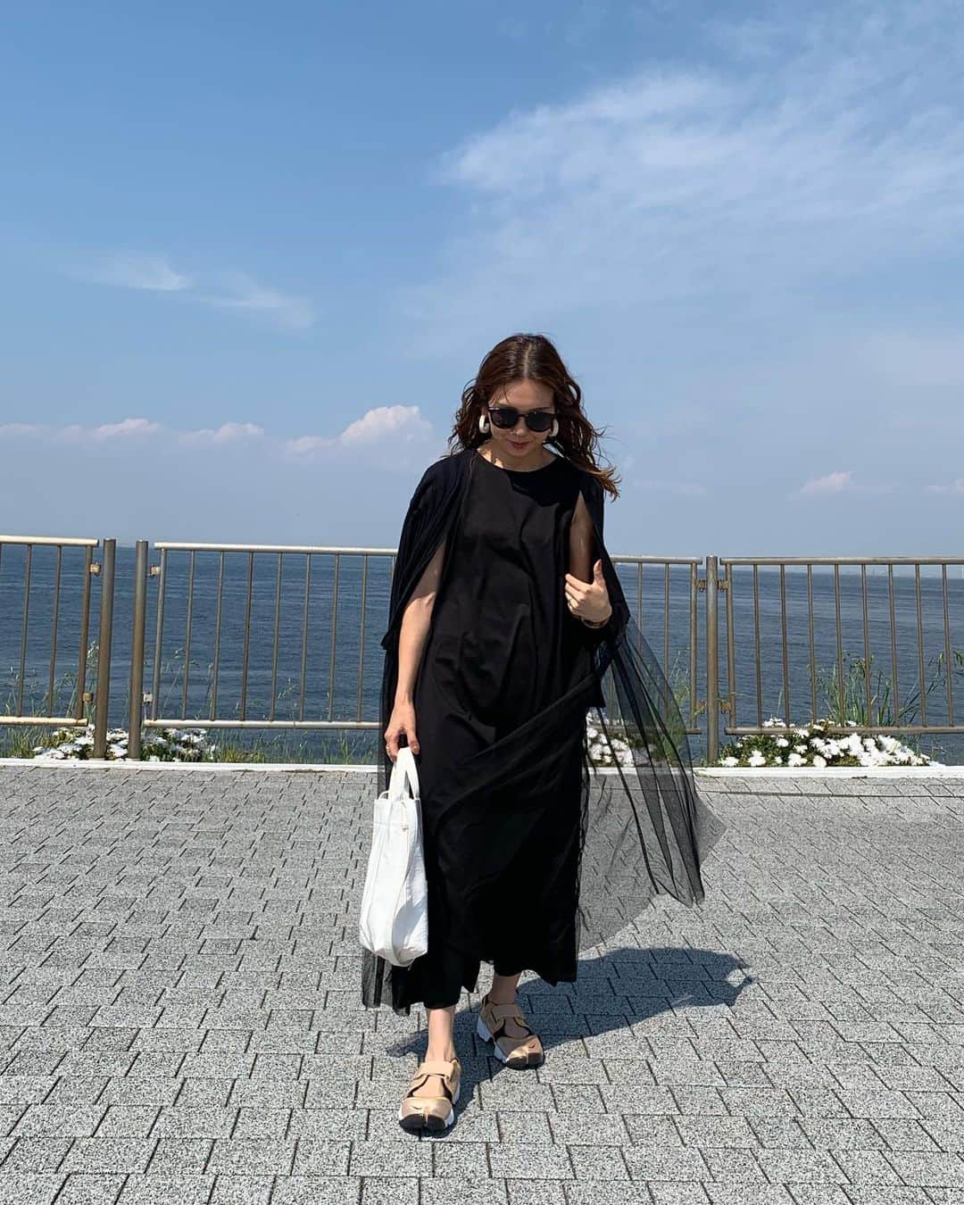 natsumi ♥︎さんのインスタグラム写真 - (natsumi ♥︎Instagram)「2019/05/11 . . まるで真夏の装い🌞🌴笑 今日は暑かったから#ユニクロ の #マーセライズコットンAラインロングワンピース  初おろし︎︎︎︎✌︎ お気に入りのチュール付きカーデと合わせて 真っ黒コーデ☻ . そして、去年から迷ってた#エアリフト 。 newカラーのゴールドをget♥ 履き心地抜群で、可愛くて、 もっと早く買えばよかったー😂 . . ワンピース➞#uniqlo @uniqlo_ginza カーデ➞#raybeams @ray_beams_shinjuku バッグ➞#zara @zara 靴➞#nike @nike . .」5月11日 19時25分 - natsu420
