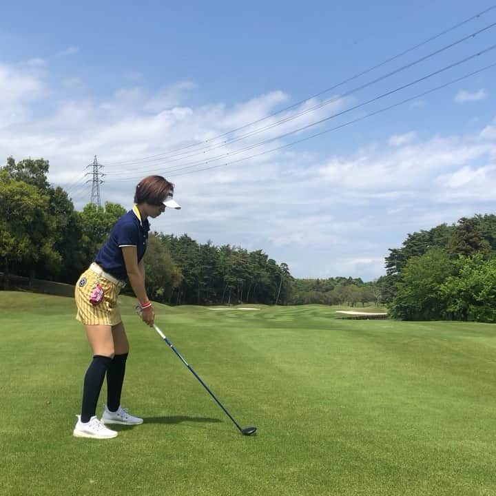 のインスタグラム：「セカンドショット🏌️‍♀️ 引っ掛け気味だったので右向いてますが、狙ったバンカー方向へ✨ * #instagolf #golstagram #ゴルフ #golf #골프 #ゴルフ女子 #女子ゴルフ #目指せ美スイング #golfswing  #ゴルフスイング #골프스윙 #7W #23区ゴルフ #成田ヒルズカントリークラブ #アディダスゴルフ #adidasgolf #サクラアディダス」