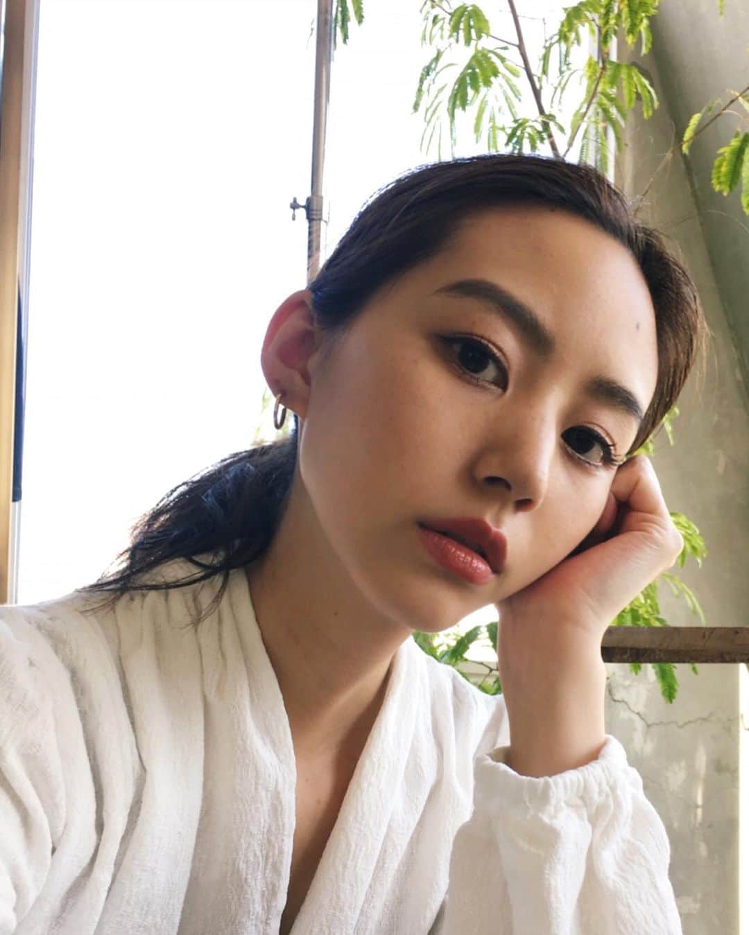 Shiho Sasakiのインスタグラム：「今日は夏みたいに暑かったね🌺 眉毛の質問よく頂くのですが あまり特別なことはしていなくて パウダーでササっと足してる感じです☝️ ずっと使ってるのは @narsissist の Single Eyeshadowと5番の筆🖌 (使用感たっぷりの写真ですみません) アイブロウは地毛よりもワントーンくらい明るいカラーが自然に馴染むってメイクさんが言ってたのでそうしています🤔 #nars#eyebrows#makeup」