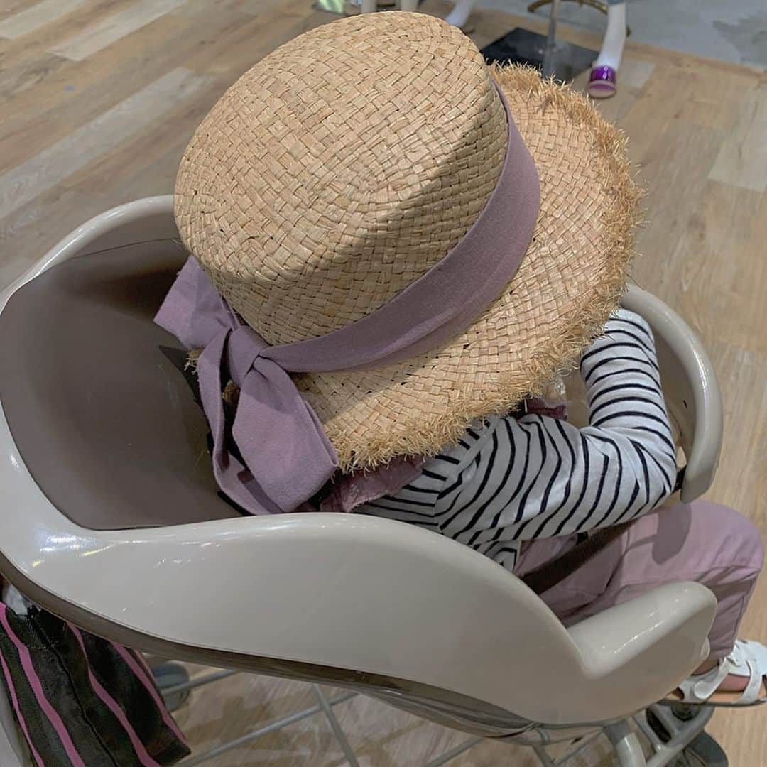 kaorinさんのインスタグラム写真 - (kaorinInstagram)「パープルのリボンが可愛すぎて‥💜 ・ ザラのパープルのフリルサロペと合わせるとすごい可愛い💜 ・ 末っ子もこの帽子がかなりお気に入りみたいで、家でも被りたがる♡笑 ・ 2枚目は帽子の後ろなんだけど、ほんとかわいくて一目惚れでした♡ ・ @petitmain_official のです♡ ・ ・ #2歳#女の子#kids#girl#コーデ#キッズコーデ#kidscode#인스타키즈#육아스타그램#딸바보#fashion#キッズコーデ#キッズファッション#kidsfashion#ブランシェス#mamagirl#コドモノ#ママリ#コズレ#親バカ#親バカ部#親バカ部ig_kids#ザラ#ザラキッズ#プティマイン#麦わら帽子#カンカン帽#帽子#ハット#キッズハット#キッズ麦わら帽子」5月11日 19時26分 - kaorinnnhyrk