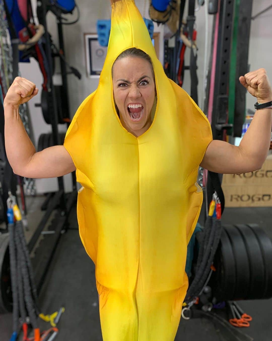 Camille Leblanc-Bazinetさんのインスタグラム写真 - (Camille Leblanc-BazinetInstagram)「Are you banana? .... NOPE I’m a jacked banana 🍌 🤪 “  Tag your banana friend!!! 🍌🤪🙌🏽 swipe left ⬅️」5月12日 0時51分 - camillelbaz