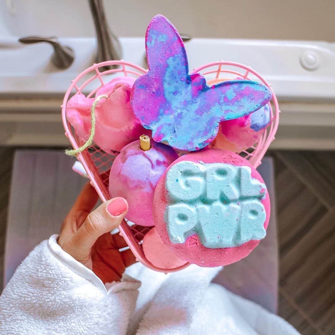 LUSH Cosmeticsさんのインスタグラム写真 - (LUSH CosmeticsInstagram)「Mom deserves to wake up to all the bath treats this Sunday. Our Mother's Day collection is only around for a short time - tap for product details and head to your local shop to curate the best bath basket for Mom. #mothersdaygifts / 📷: @jenkubes」5月12日 0時52分 - lushcosmetics