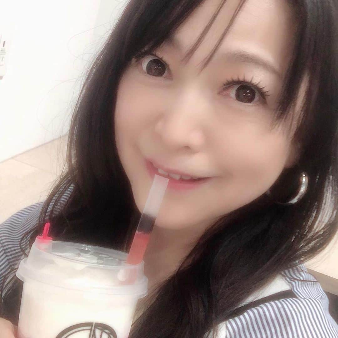 原めぐみさんのインスタグラム写真 - (原めぐみInstagram)「（原めぐみ） 関茶坊KANCHABOU  でイチゴクリームのフルーツジュース➕タピオカ  味やトッピングはフルオーダー❣️ 適度な甘さとふわふわクリームが優しい味わいそしてタピオカがつるんと口に入ってきて美味しく面白い飲み物でした♪♪♪ #原めぐみ  #関茶坊﻿ #﻿KANCHABOU #茶房 #恵比寿 #ランチタイム  #カフェランチ  #のんびり  #タピオカ #cafe  #lunch  #actor  #actoress﻿﻿ #singer ﻿﻿﻿﻿ #japanesesinger ﻿﻿﻿ #japaneseactor﻿﻿ #megumihara﻿﻿﻿ #インフルエンサー ﻿﻿﻿ #インスタ映え ﻿﻿﻿ #インスタグラマー ﻿﻿﻿ #いいねありがとう ﻿﻿﻿ #フォロー ﻿﻿﻿ @meguming.h」5月12日 0時52分 - meguming.h