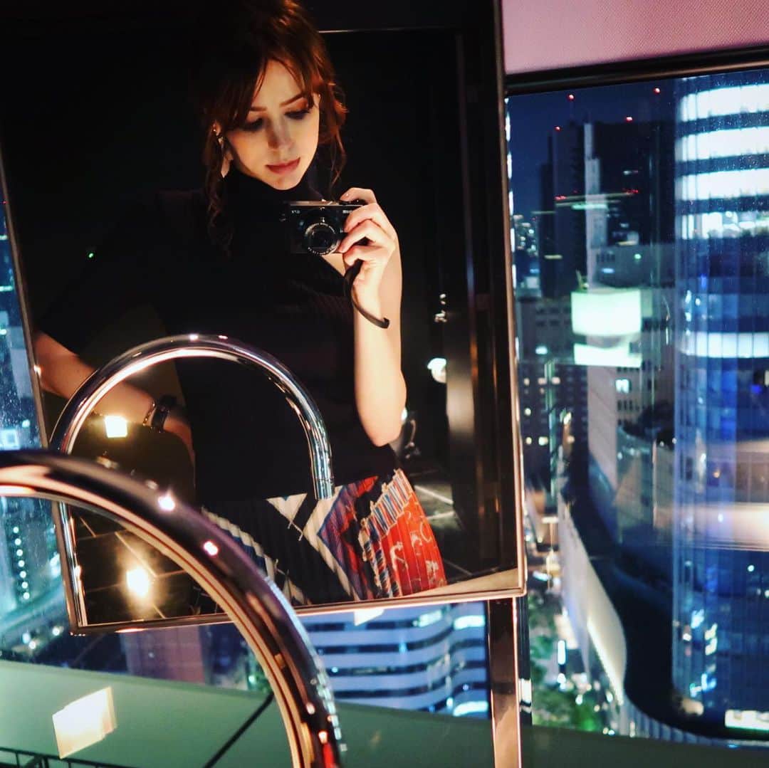 ステファニー・ヨーステンさんのインスタグラム写真 - (ステファニー・ヨーステンInstagram)「Goodnight from Tokyo 🌃 東京からおやすみなさい🌙 #nightview #tokyo #goodnight #mirrorselfie #夜景 #東京 #おやすみなさい」5月12日 0時54分 - stefaniejoosten