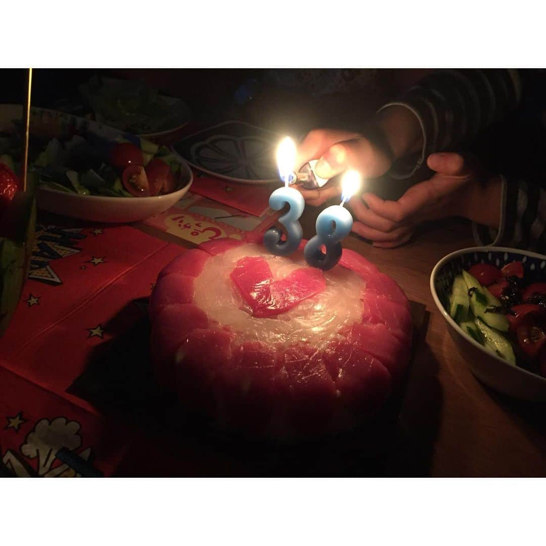 加藤ローサさんのインスタグラム写真 - (加藤ローサInstagram)「こんばんわ。 本日22番のお誕生日でした〜明日は試合⚽️だからケーキ食べないよ。とゆうことだったので、マグロと鯛のお寿司ケーキにしました‼︎フルーツポンチは子供達が。タネなしスイカにすればよかったな、と反省。フルーツくりぬく道具も買おう。例年より盛り上がりました。  おやすみなさい〜」5月12日 0時56分 - kato_rosa_